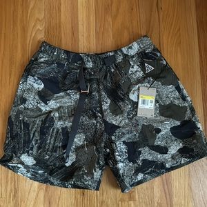 NIKE ACG CARGO TRAIL SHORTS SIZE SMALL